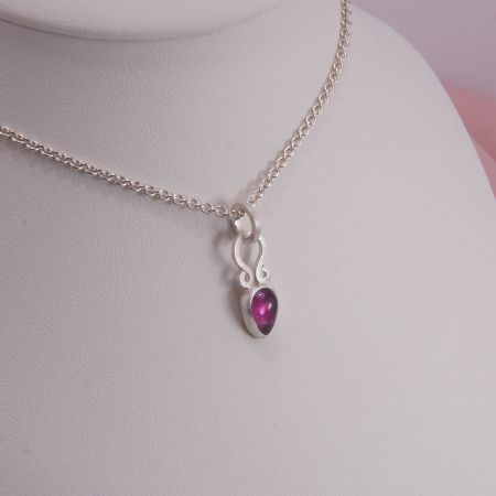 Rhodolith Anhänger mit Erbskette